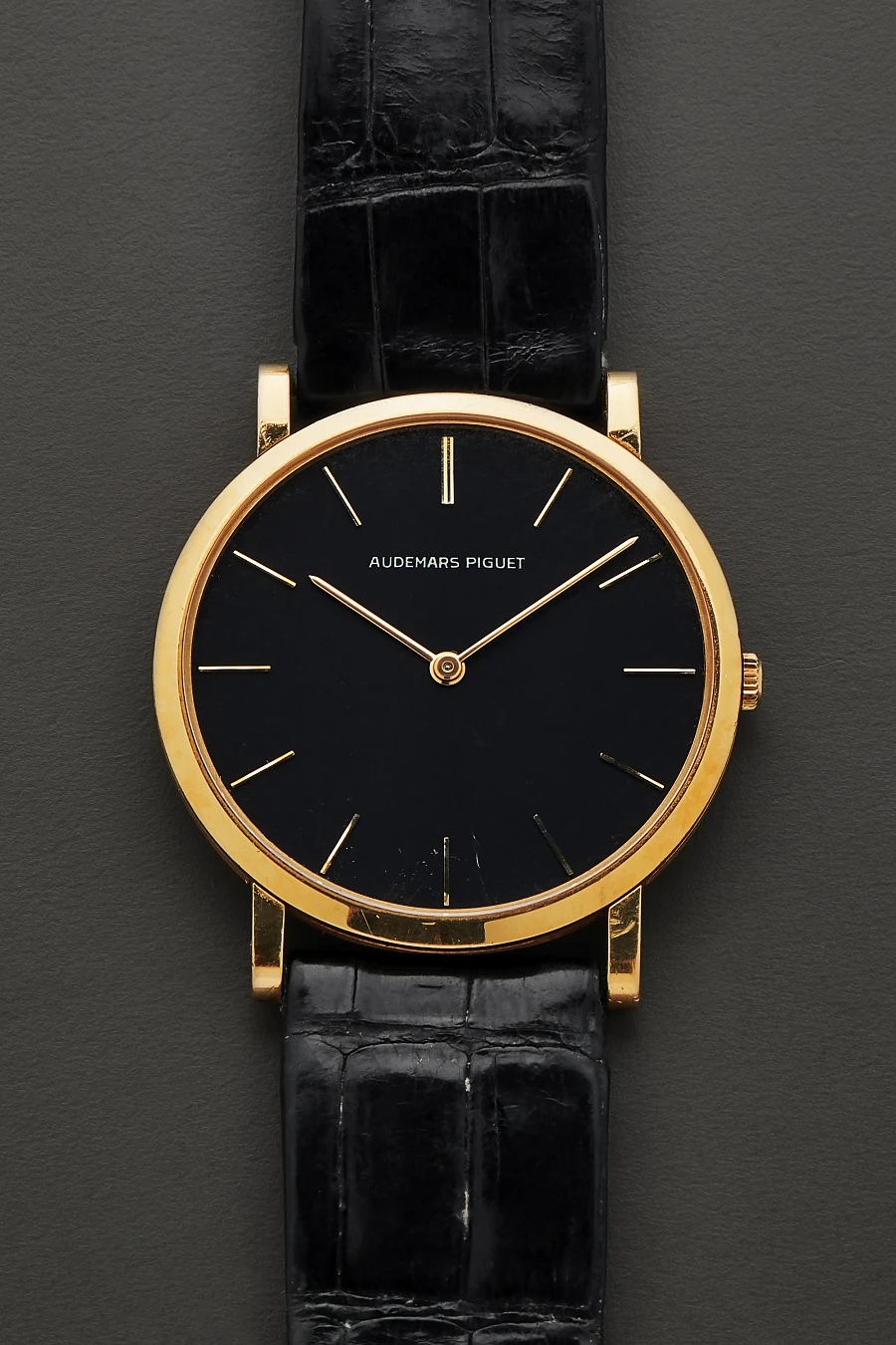 Dress Watch with Black Dial in 18k Yellow Gold