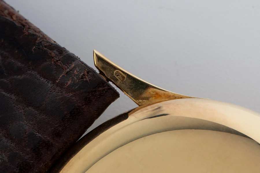 Monodatic in 18k Yellow Gold