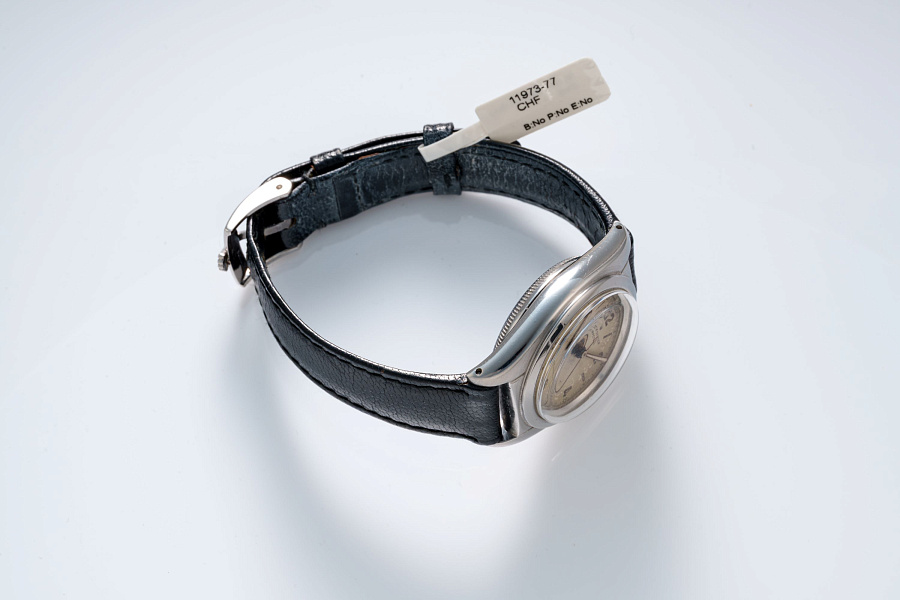 Bubble Back Ref. 2940 in Stainless Steel