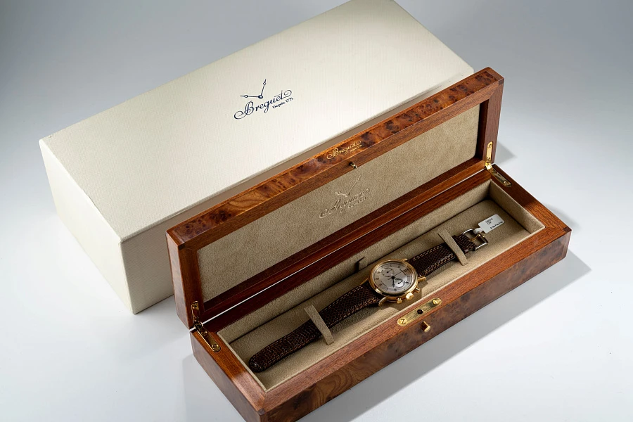 Classique Chronograph Ref. 5237 in 18k Yellow Gold