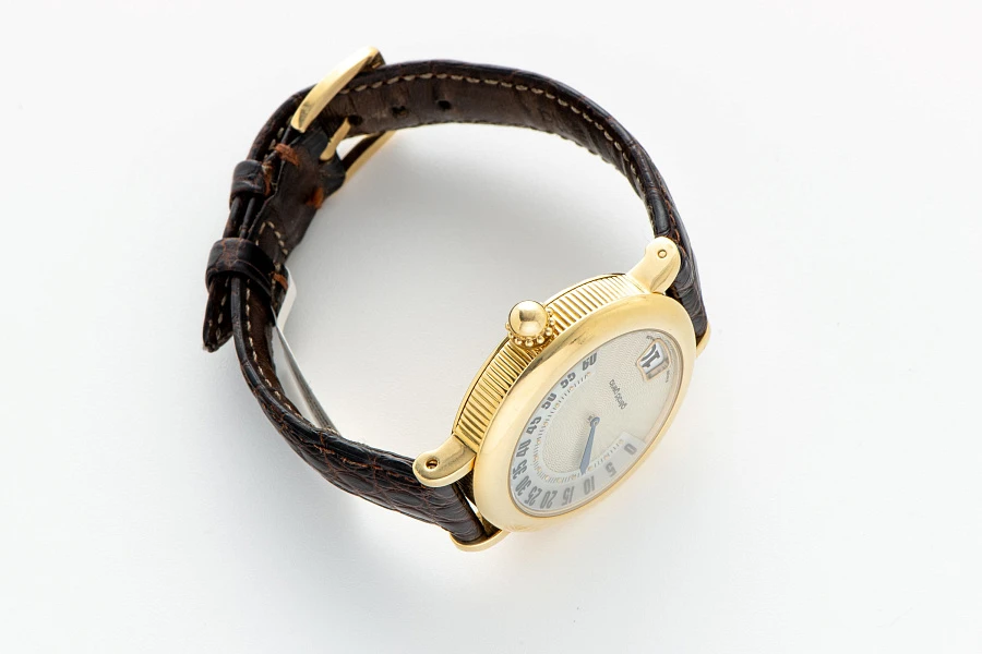 Jumping Hour Ref. G36327 with MOP Dial in 18k Yellow Gold