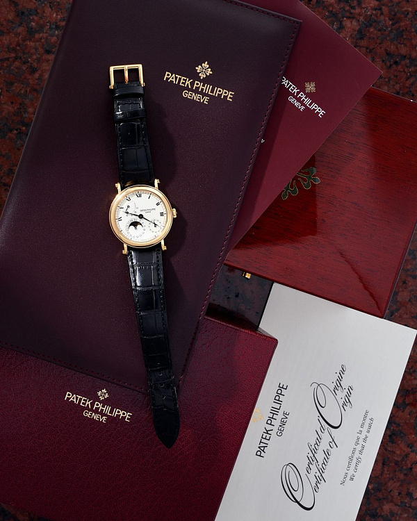 Calatrava 5054 ‘Officer-style’ Power Reserve Moonphase
