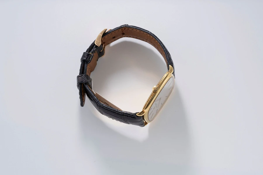 Vertical TV-Dial Watch Ref. 39202 in 18k Yellow Gold