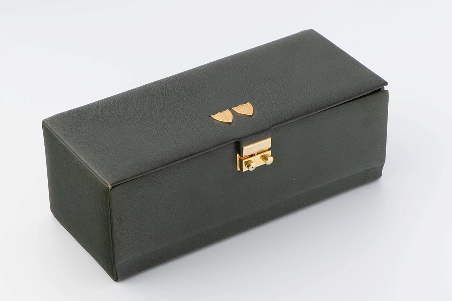 Helvetica Ref. 5564556 in 18k Yellow Gold