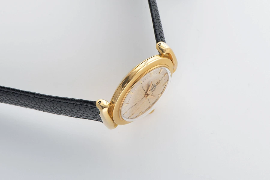 Shrouded Lugs Waffle Dial RG-Chronometer Ref. 14327 in 18k Yellow Gold