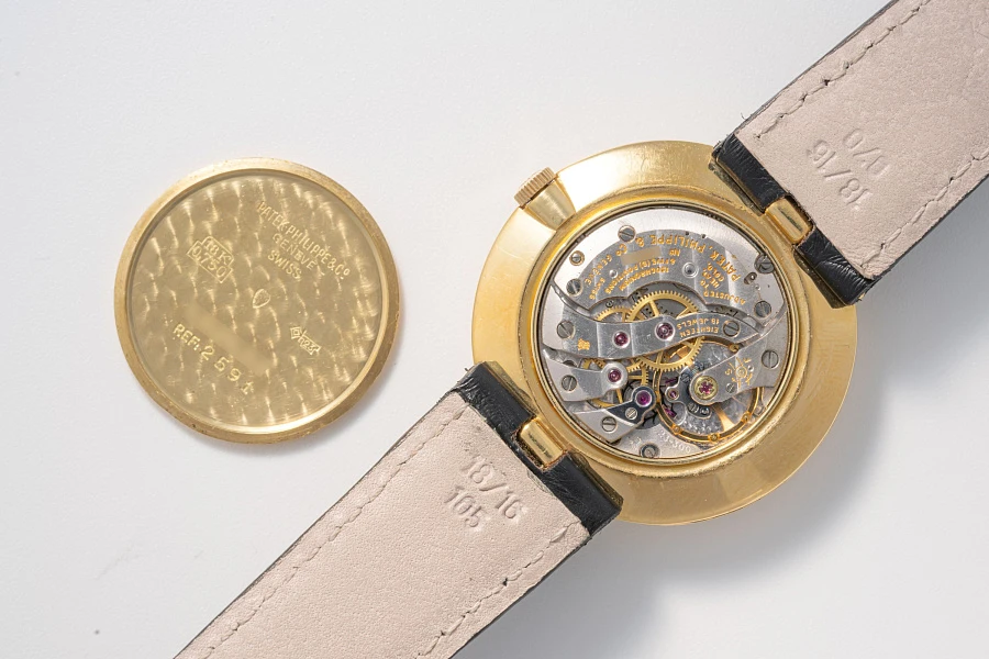 Calatrava Ref. 2591 with Hidden Lugs in 18k Yellow Gold