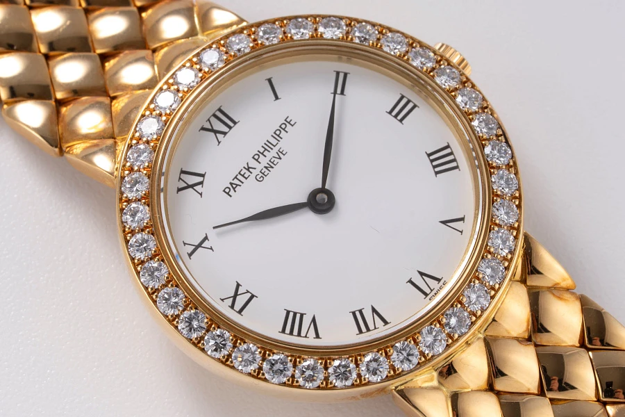Ladies Calatrava Ref. 4820-001 in 18k Yellow Gold