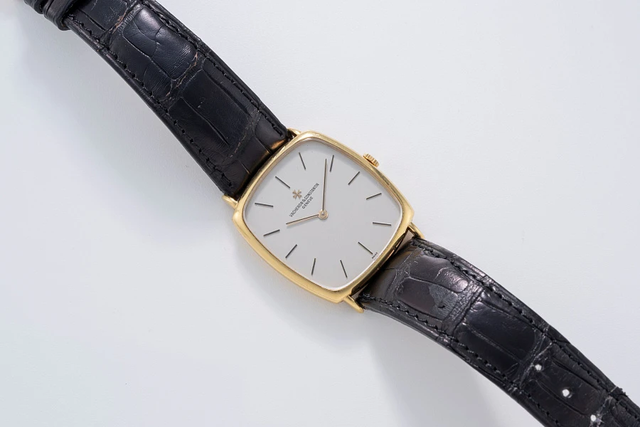 Vertical TV-Dial Watch Ref. 39202 in 18k Yellow Gold