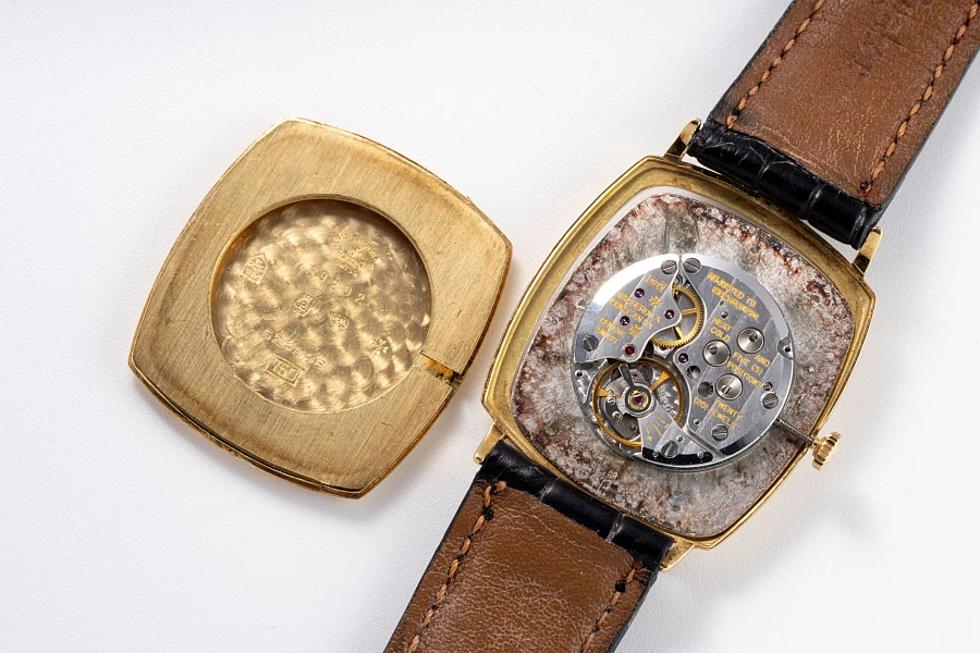 Vertical TV-Dial Watch Ref. 39202 in 18k Yellow Gold