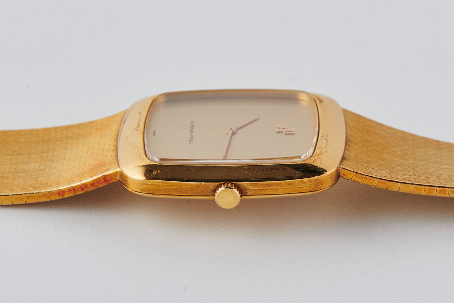 Vertical TV Dial in 18k Yellow Gold