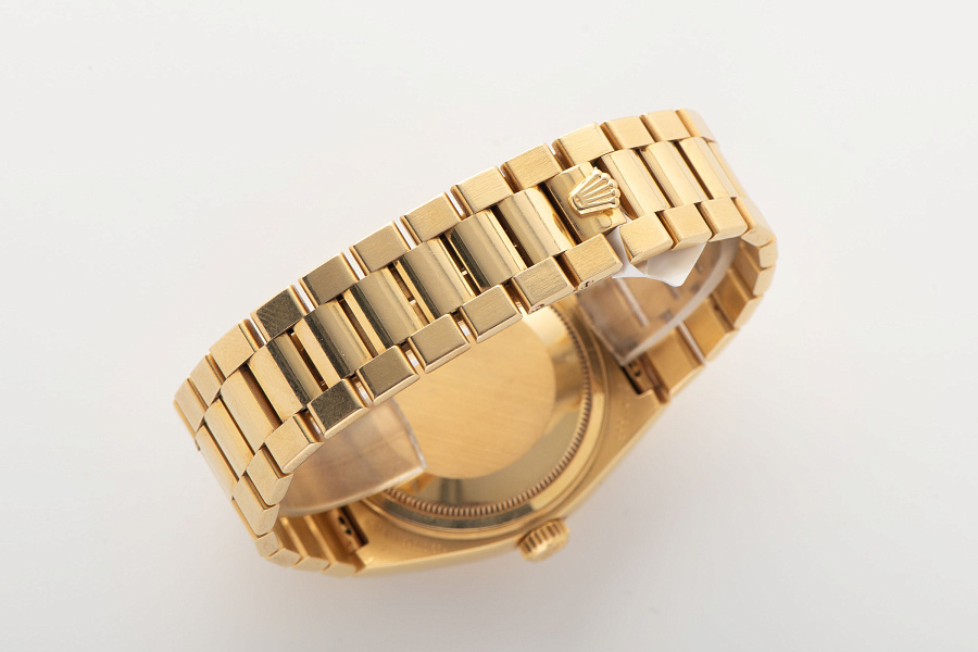 Oysterqaurtz Day-Date Ref. 19018N in 18k Yellow Gold