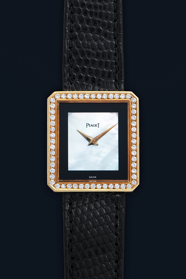 Protocole in 18k Yellow Gold with Onyx and Mother of Pearl Dial