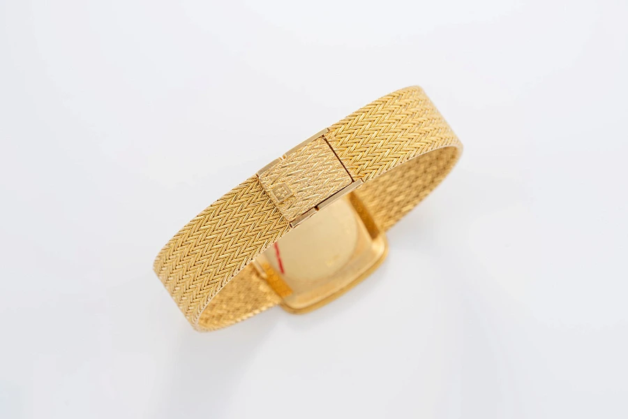 Khanjar-set Wristwatch, onyx Goldring, Lighter, Keychain all in 18k yellow gold