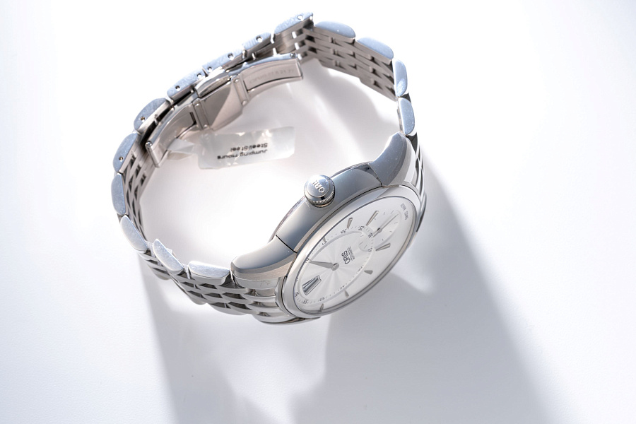 Artelier Jumping Hour in Stainless Steel