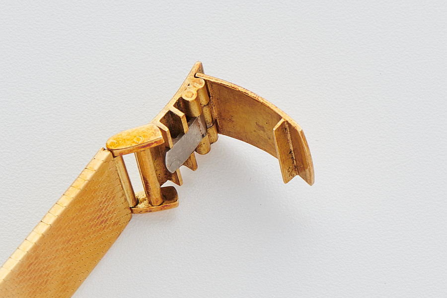 Vertical TV Dial in 18k Yellow Gold