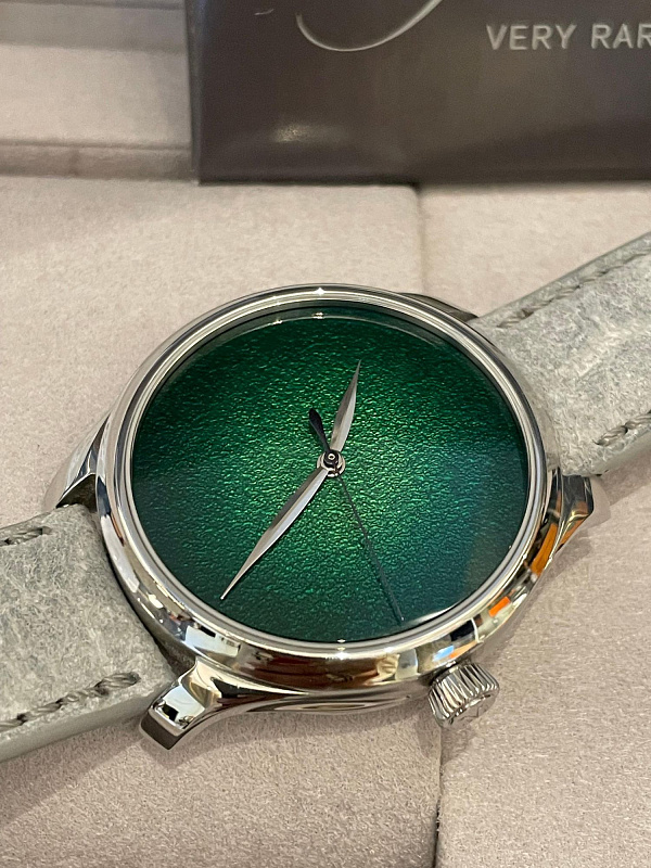 Endeavour Centre Seconds Concept Lime Green