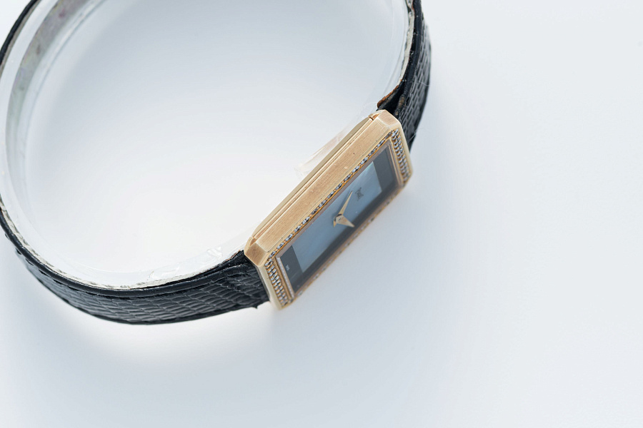 Protocole in 18k Yellow Gold with Onyx and Mother of Pearl Dial