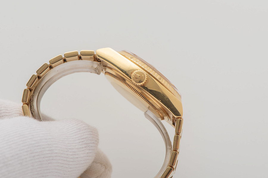 Oysterqaurtz Day-Date Ref. 19018N in 18k Yellow Gold