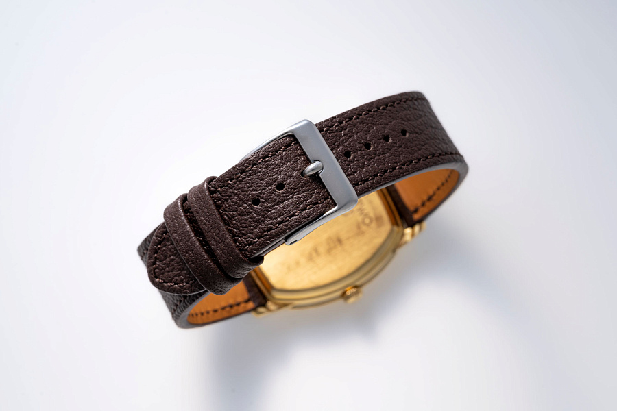 Jumping Hour in 18k Yellow Gold