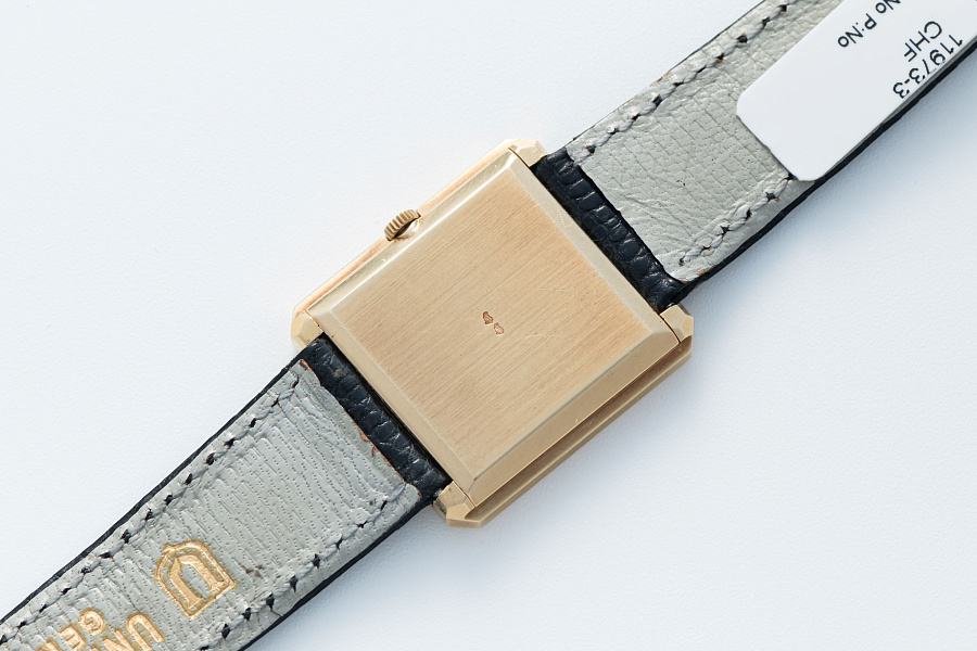 Protocole in 18k Yellow Gold with Onyx and Mother of Pearl Dial