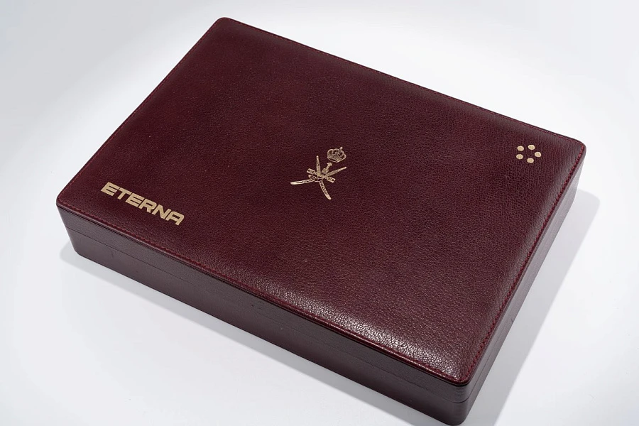 Khanjar-set Wristwatch, onyx Goldring, Lighter, Keychain all in 18k yellow gold