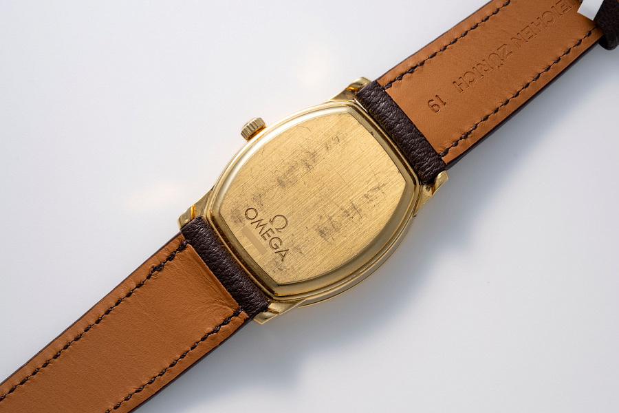 Jumping Hour in 18k Yellow Gold