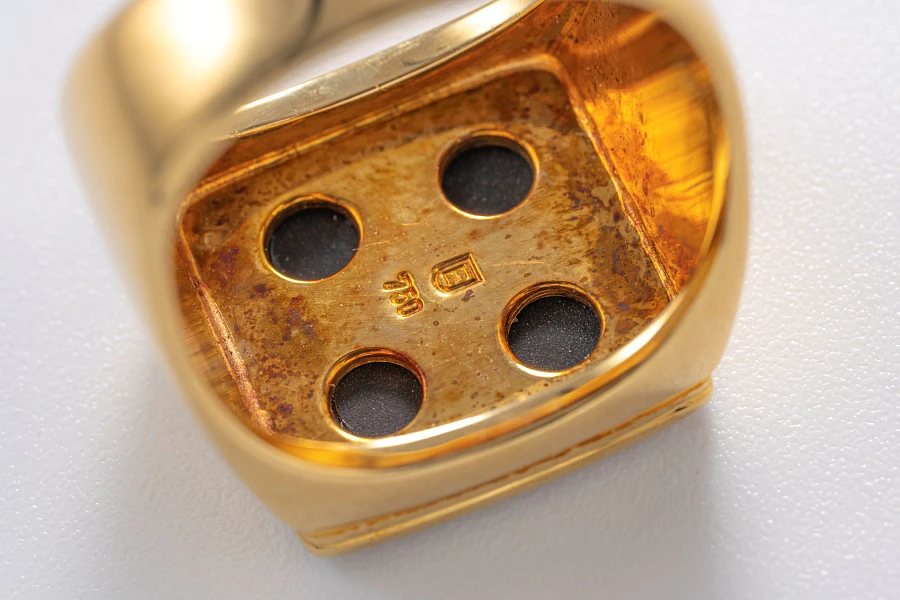 Khanjar-set Wristwatch, onyx Goldring, Lighter, Keychain all in 18k yellow gold