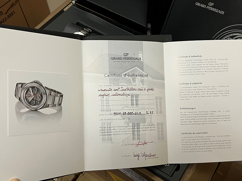 Laureato EVO3 Tourbillon Sous 3 Ponts Saphir