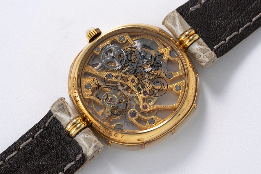 Piece Unique Mother of Pearl Ref. G2727 in 18k Yellow Gold