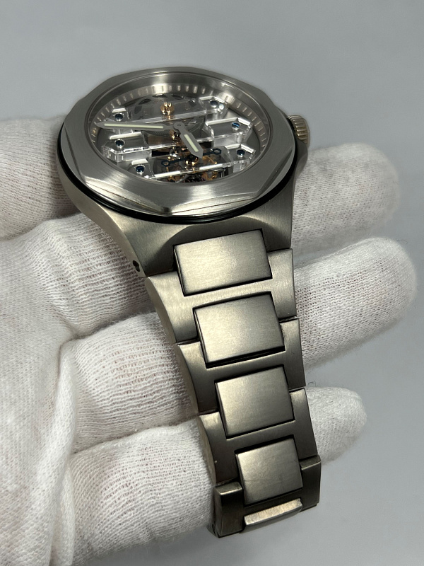 Laureato EVO3 Tourbillon Sous 3 Ponts Saphir
