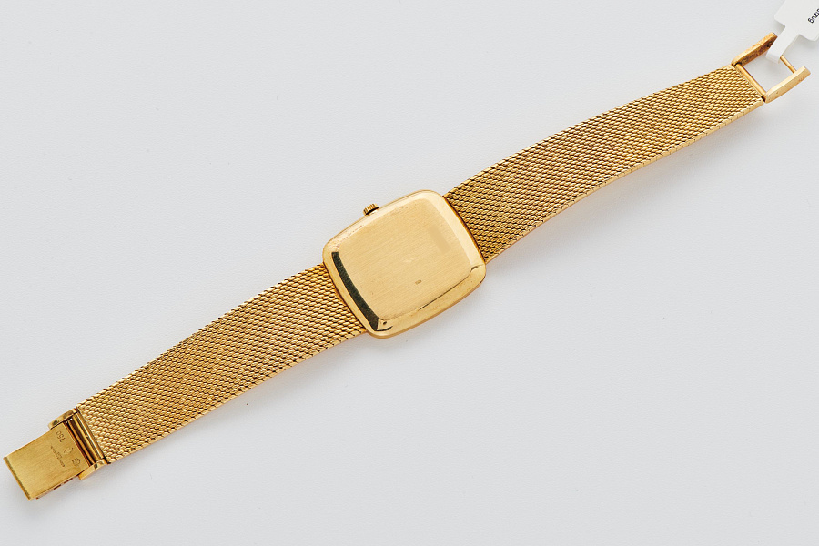 Vertical TV Dial in 18k Yellow Gold