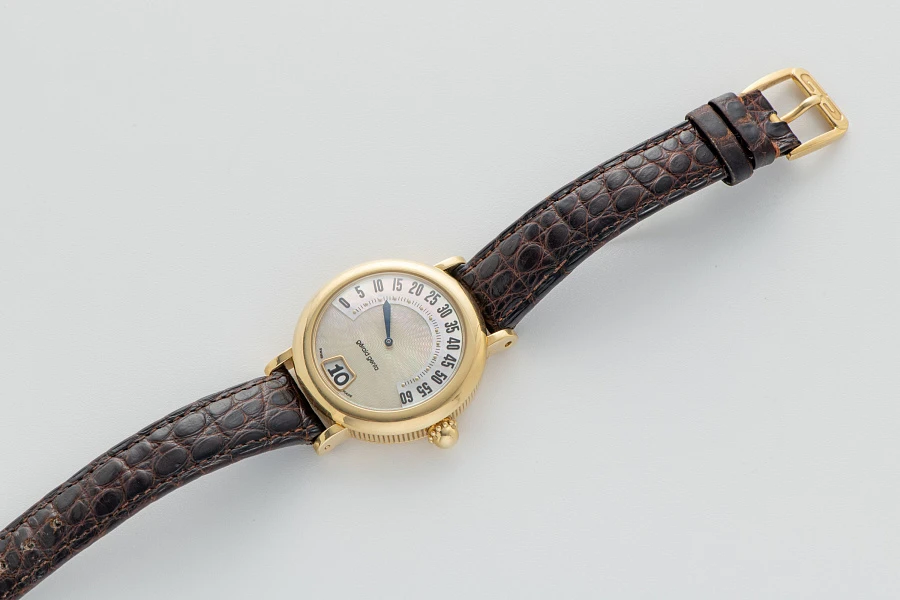 Jumping Hour Ref. G36327 with MOP Dial in 18k Yellow Gold