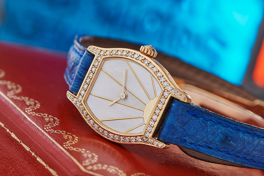 Mini Tortue with Mother of Pearl 'Sunrise Dial' in 18k Yellow Gold