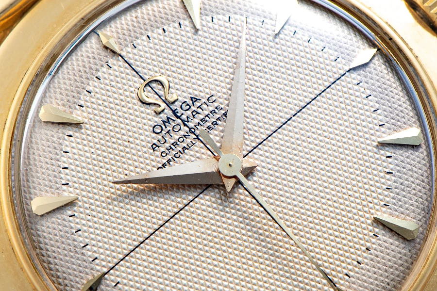 Shrouded Lugs Waffle Dial RG-Chronometer Ref. 14327 in 18k Yellow Gold