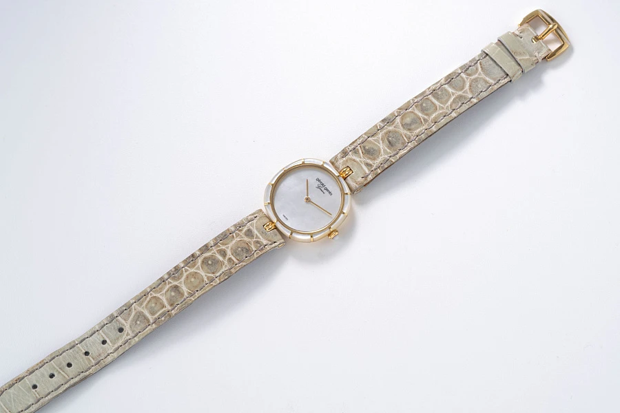 Piece Unique Mother of Pearl Ref. G2727 in 18k Yellow Gold