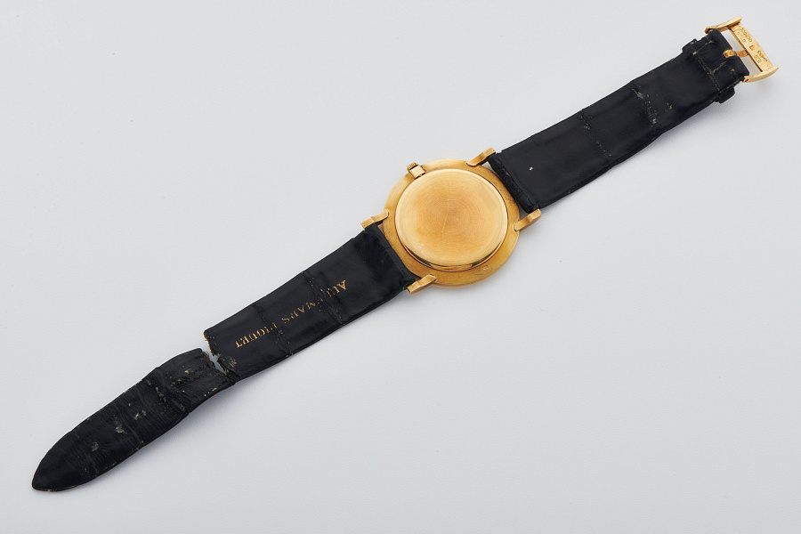 Dress Watch with Black Dial in 18k Yellow Gold