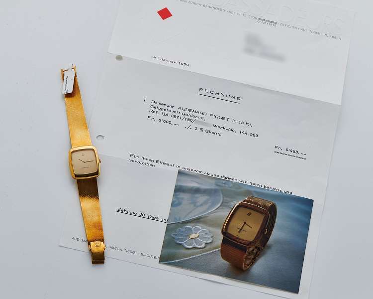 Vertical TV Dial in 18k Yellow Gold