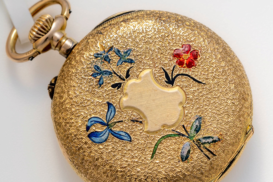 Pocket Watch in 18k Yellow Gold with Enamel Flowers