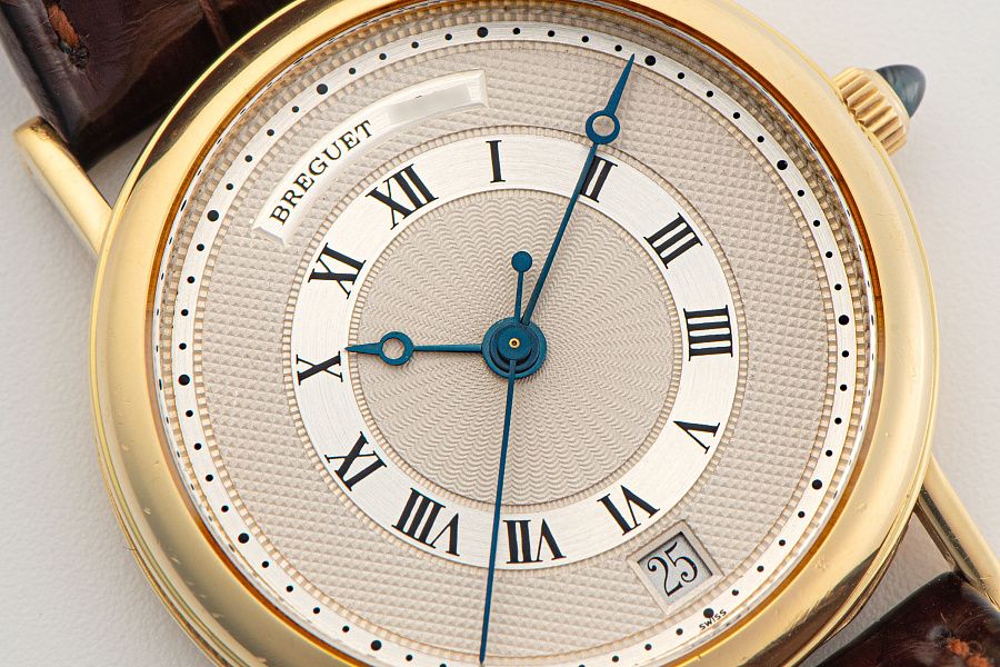 Classique 3320 in 18k Yellow Gold