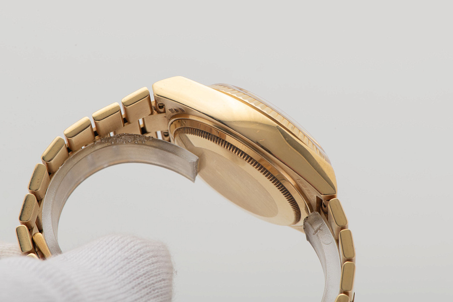 Oysterqaurtz Day-Date Ref. 19018N in 18k Yellow Gold