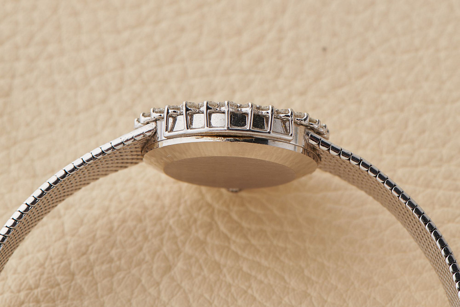 18-Carat white-gold dress JLC with diamonds setting