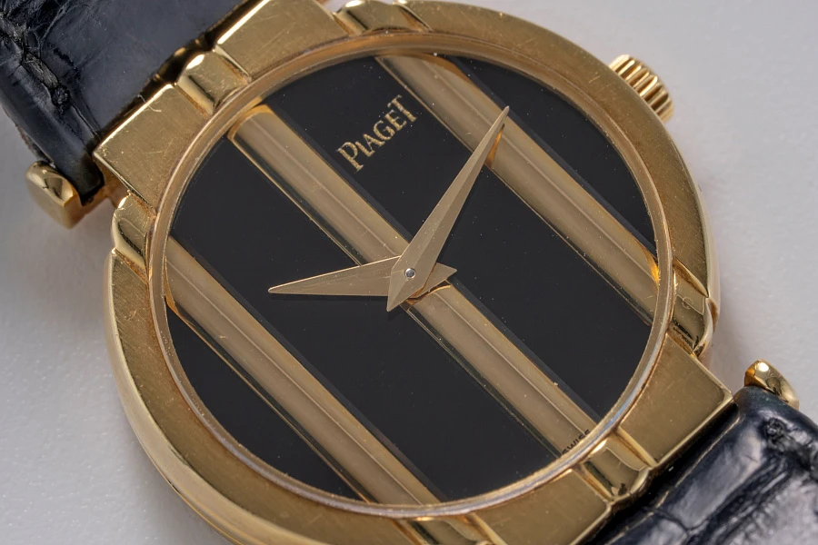 Onyx Ref. 8263 in 18k Yellow Gold