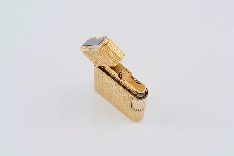 Khanjar-set Wristwatch, onyx Goldring, Lighter, Keychain all in 18k yellow gold