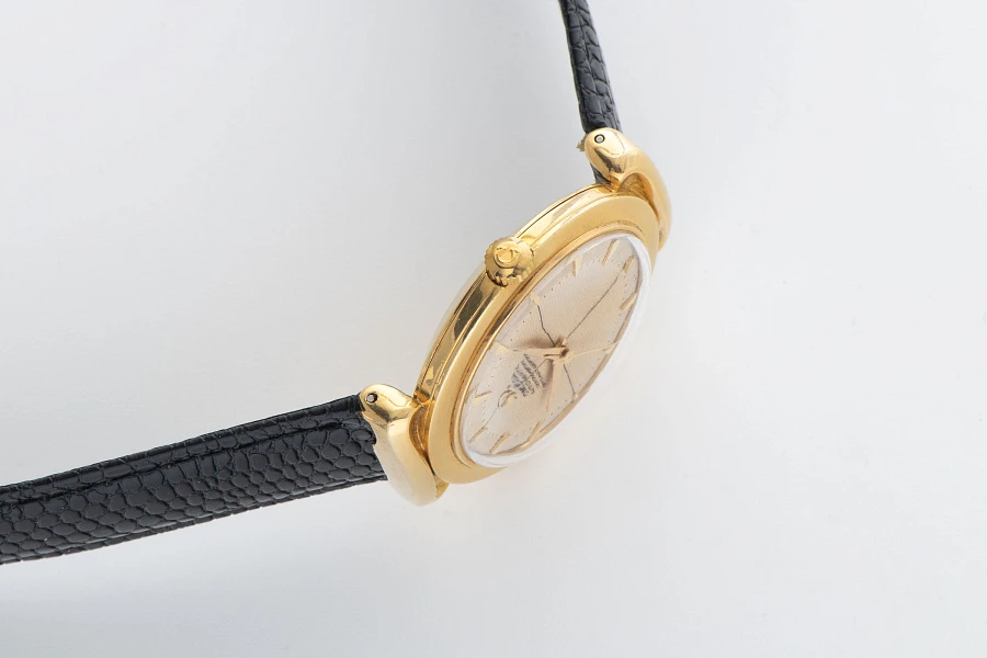 Shrouded Lugs Waffle Dial RG-Chronometer Ref. 14327 in 18k Yellow Gold