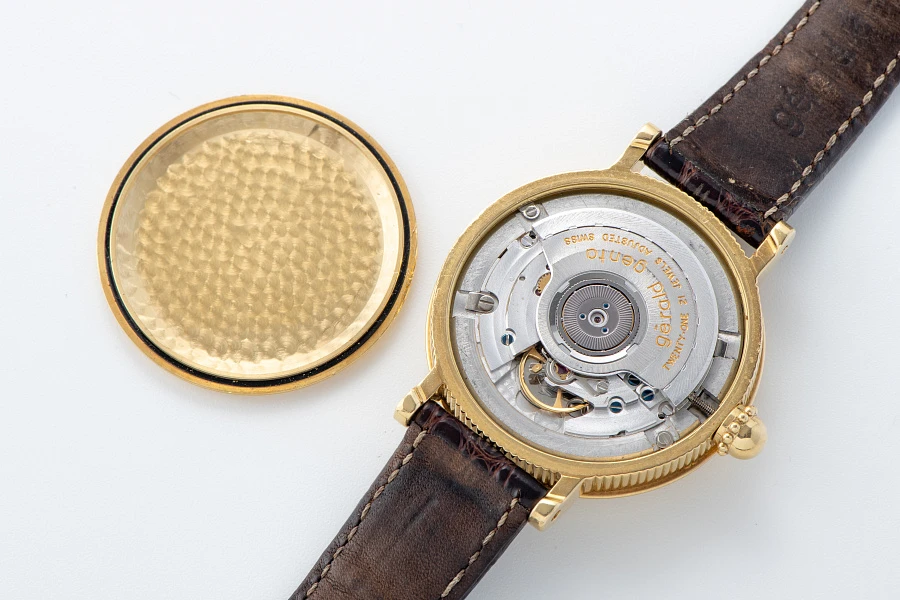 Jumping Hour Ref. G36327 with MOP Dial in 18k Yellow Gold