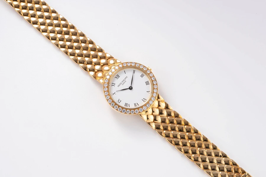 Ladies Calatrava Ref. 4820-001 in 18k Yellow Gold