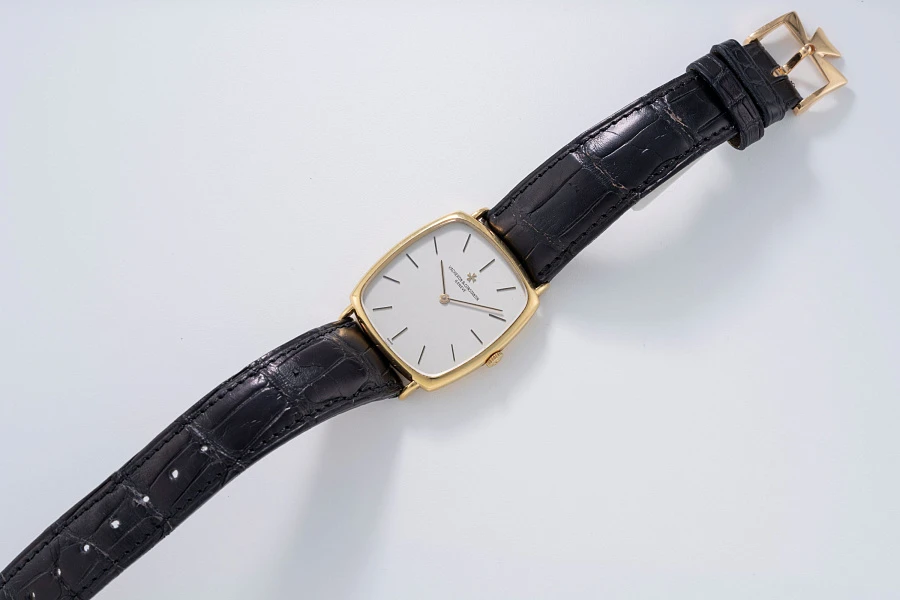 Vertical TV-Dial Watch Ref. 39202 in 18k Yellow Gold