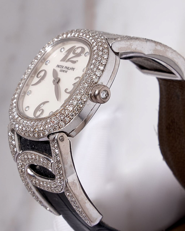 Golden Ellipse 4832 Ladies, Mother-of-pearl Dial Diamond-set