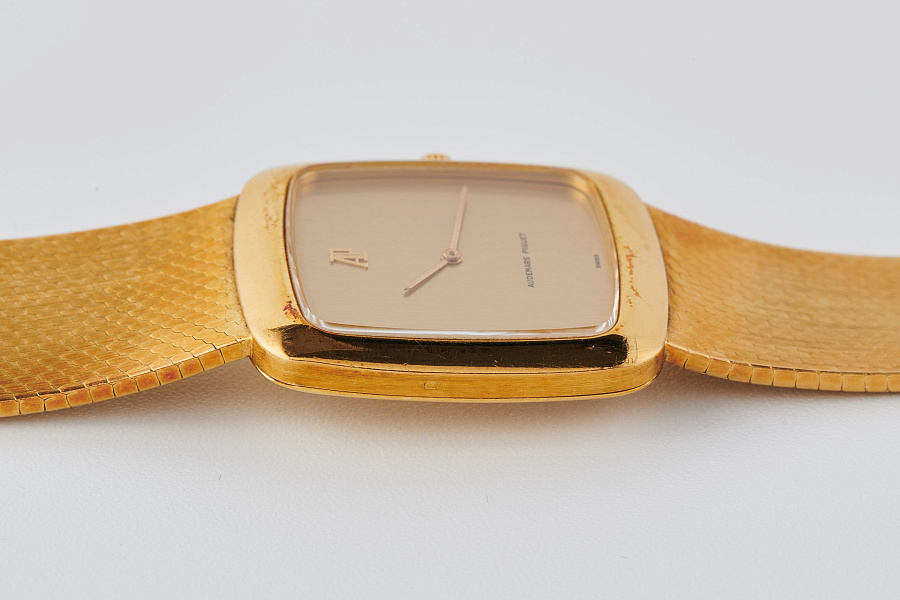 Vertical TV Dial in 18k Yellow Gold