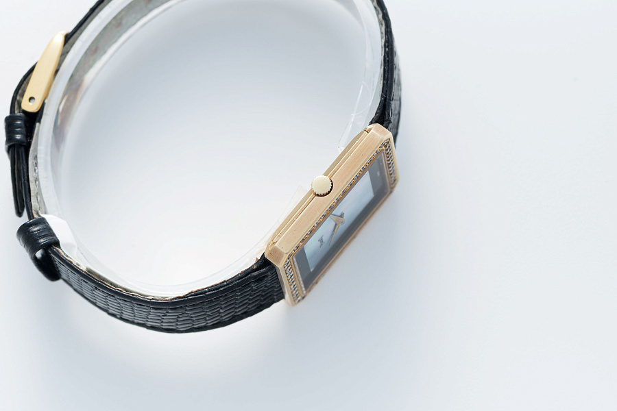 Protocole in 18k Yellow Gold with Onyx and Mother of Pearl Dial